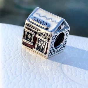 Pandora Santa’s Home Charm